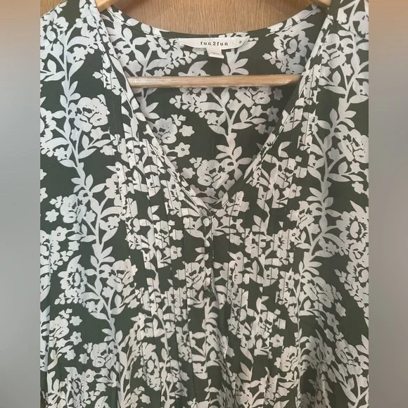 Stitch Fix Fun2Fun Maley Green Floral 3/4 Sleeve Top Small - Picture 4 of 7